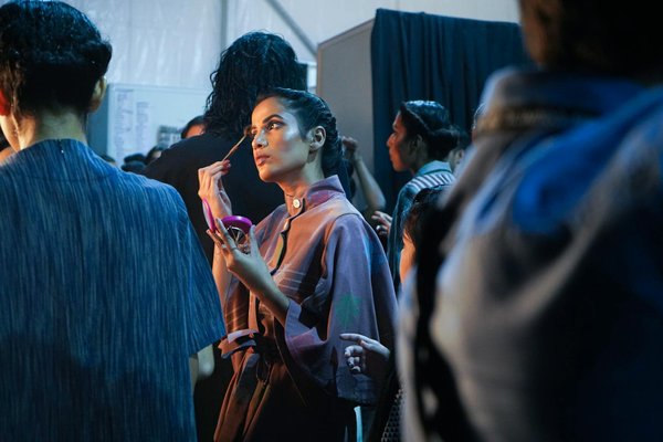 What are the key factors in selecting the right handbag to complement your ensemble?