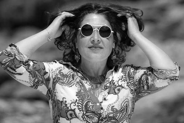 What are the advantages of using primer and setting spray in your makeup routine?